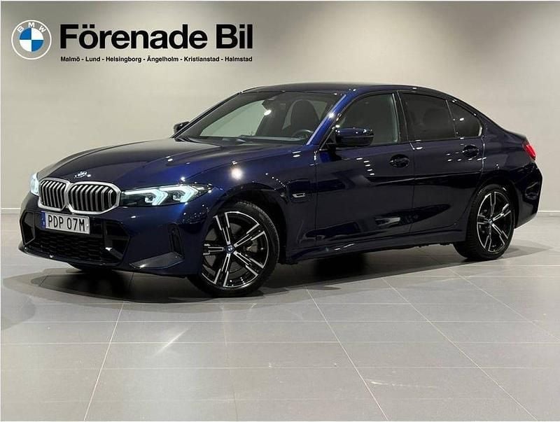 Tanzanitblå metallic Begagnad 2023 BMW 330 M Sport Sedan | 399 000 kr - Bild 1/4