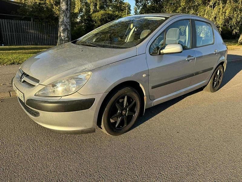 Grå Begagnad 2002 Peugeot 307 Halvkombi | 19 900 kr (Marknadspris) - Bild 1/4