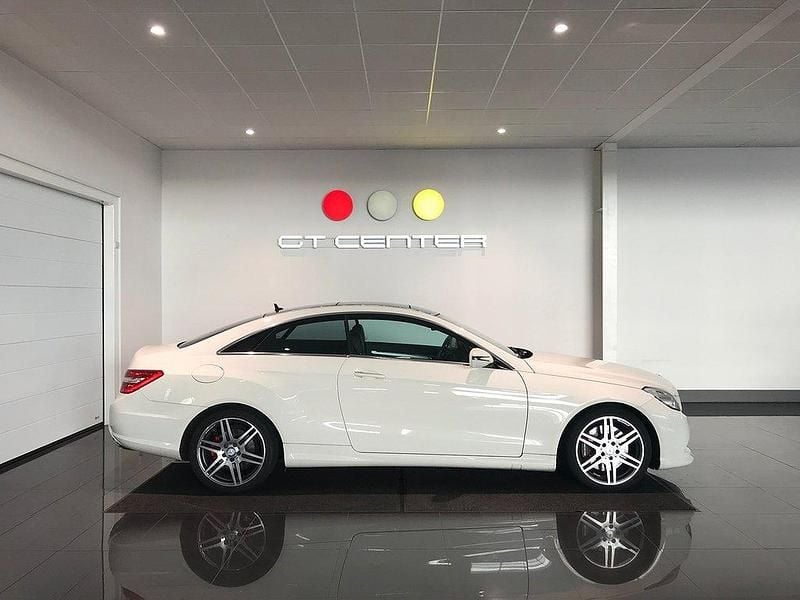 Vit Begagnad 2009 Mercedes E500 AMG Sportkupé | 209 900 kr - Bild 1/4