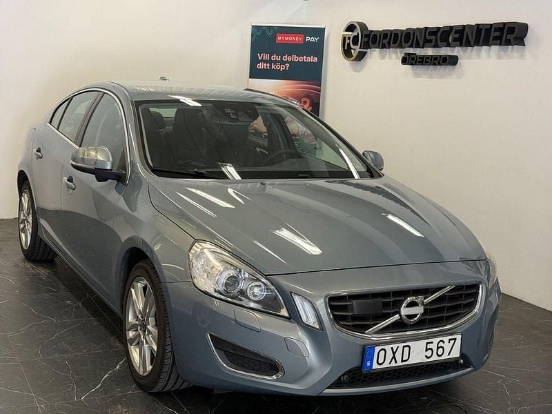 Ljusblå Begagnad 2010 Volvo S60 Summum Sedan | 99 900 kr (Marknadspris) - Bild 1/4