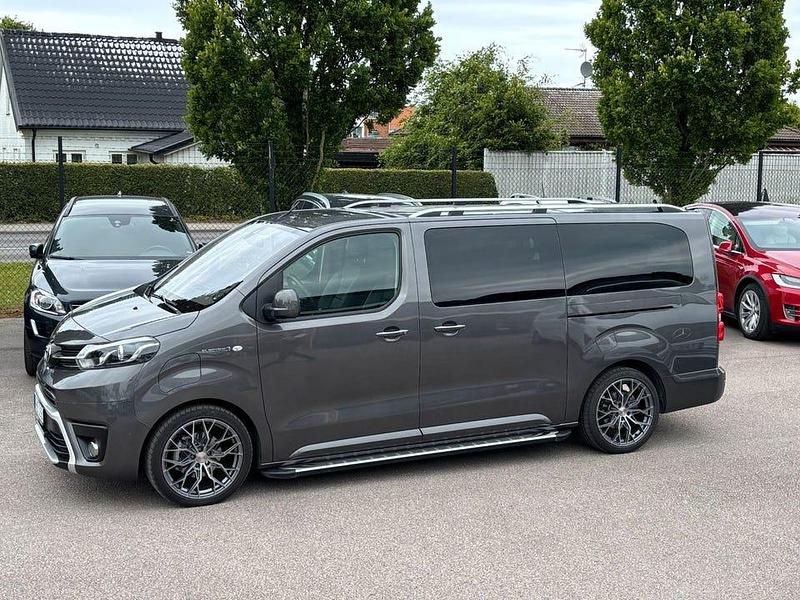 Mörkgrå Begagnad 2021 Toyota Proace Verso Premium Kombi | 599 000 kr - Bild 1/4