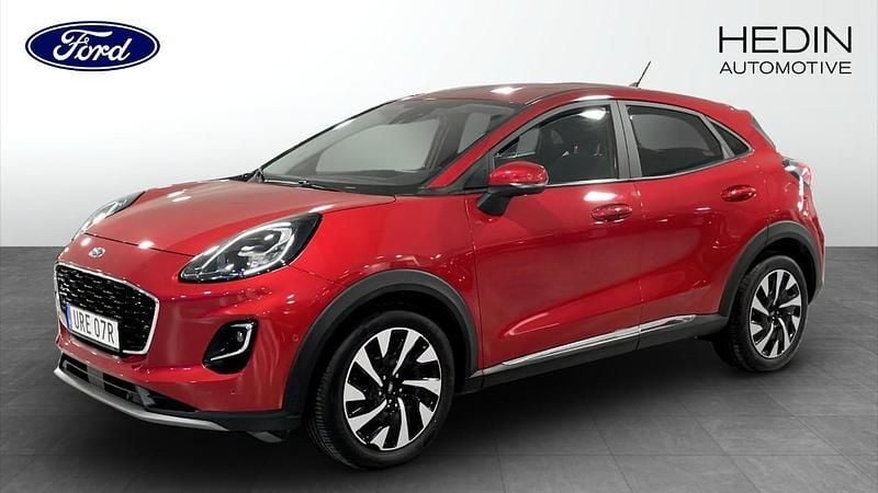 Röd (red) Begagnad 2022 Ford Puma Titanium Halvkombi | 219 900 kr (Marknadspris) - Bild 1/4