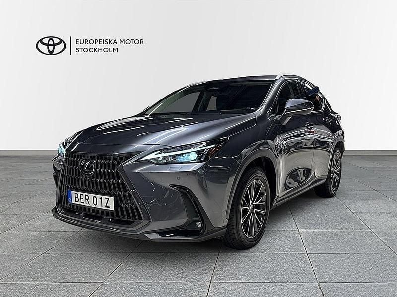 Grå Begagnad 2023 Lexus NX350h Business Edition SUV | 454 900 kr (Bra pris) - Bild 1/4