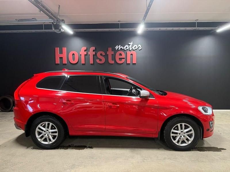 Begagnad Volvo XC60 R-Design 220 HK (161 kW) 2016 Röd SUV