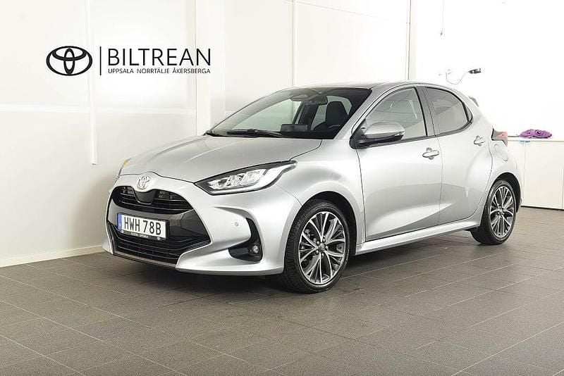 Silver Begagnad 2024 Toyota Yaris Hybrid Style Halvkombi | 279 900 kr (Lite dyr) - Bild 1/4