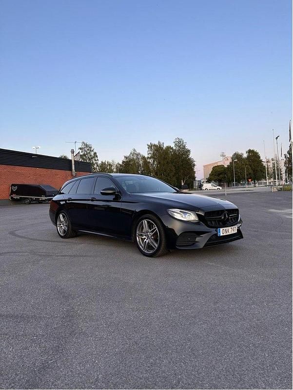Svart Begagnad 2018 Mercedes E220 AMG line Kombi | 275 000 kr (Marknadspris) - Bild 1/4