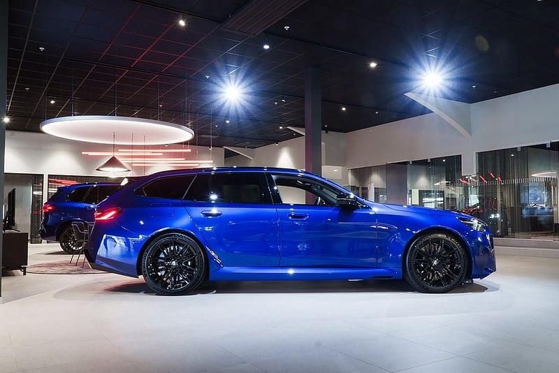 Ny BMW M5 Comfort Edition 585 HK (430 kW) 2025 Blå Kombi