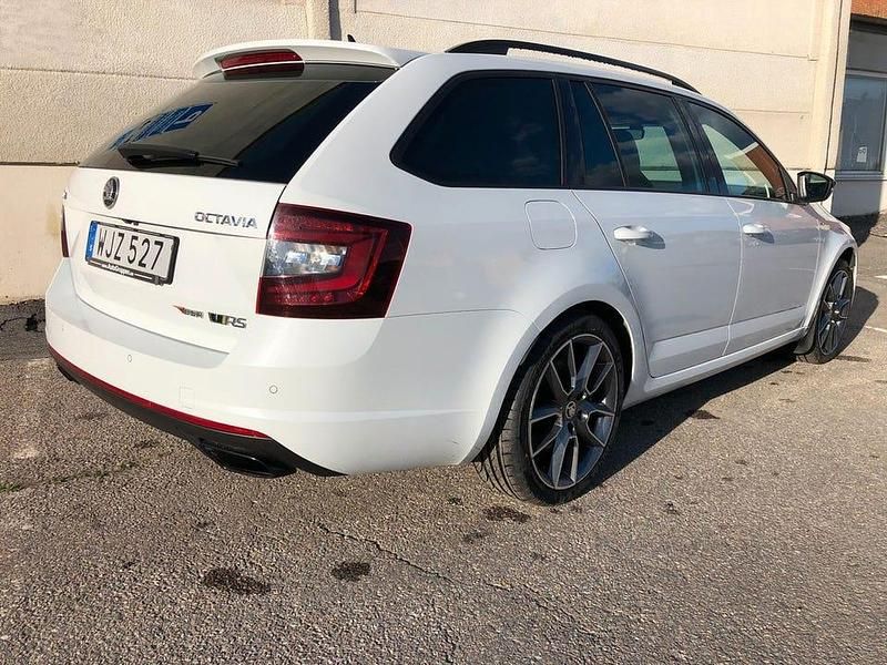 Begagnad Skoda Octavia RS 245 HK (180 kW) 2018 Vit (vitmetallic) Kombi
