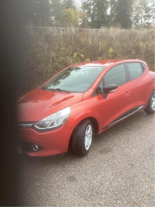 Röd Begagnad 2013 Renault Clio IV Halvkombi | 45 000 kr (Bra pris) - Bild 1/3
