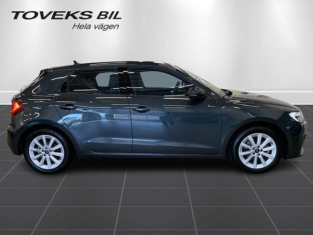 Grå (manhattangrå metallic) Begagnad 2024 Audi A1 Sportback Proline Halvkombi | 259 900 kr (Lite dyr) - Bild 1/3