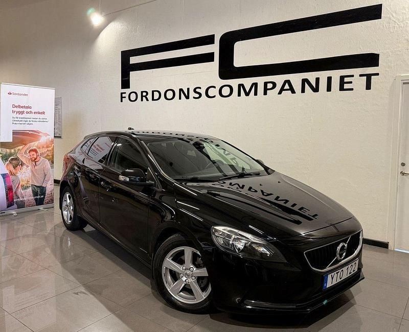 Svart Begagnad 2018 Volvo V40 Kombi | 149 900 kr (Marknadspris) - Bild 1/4