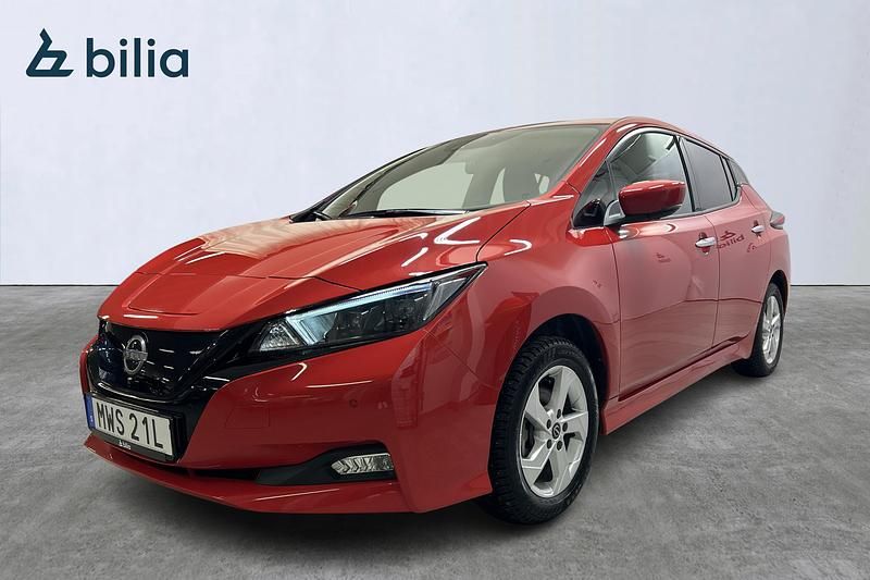 Begagnad Nissan Leaf N-Connecta 161 kW (219 HK) 2023 Röd Halvkombi
