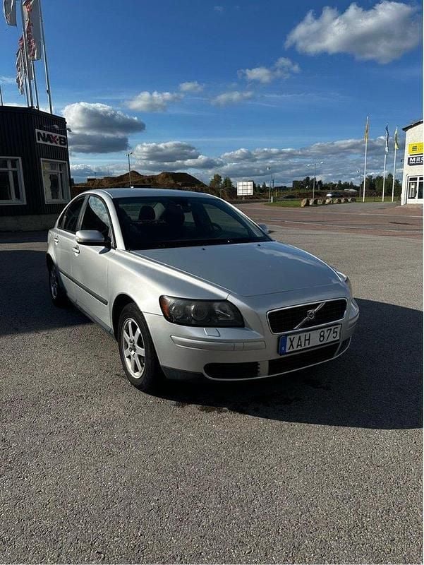Grå Begagnad 2006 Volvo S40 Sedan | 19 900 kr (Superpris) - Bild 1/4