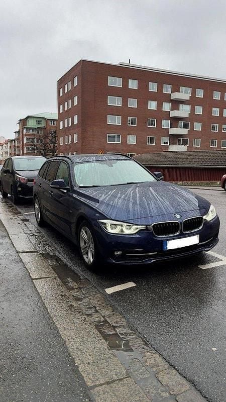 Blå Begagnad 2016 BMW 320 Sport Line Kombi | 190 000 kr (Marknadspris) - Bild 1/2