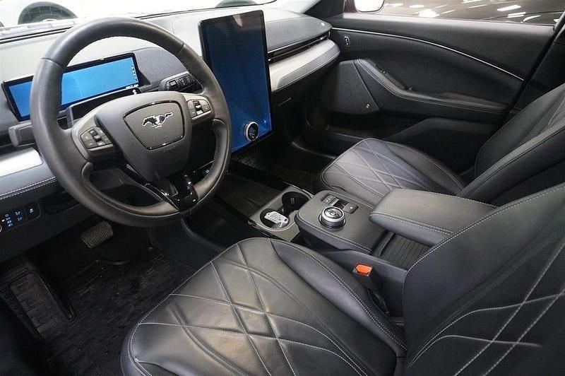 Begagnad Ford Mustang Mach-E Standard Range 221 kW (301 HK) 2022 Rapid red pn4hq SUV