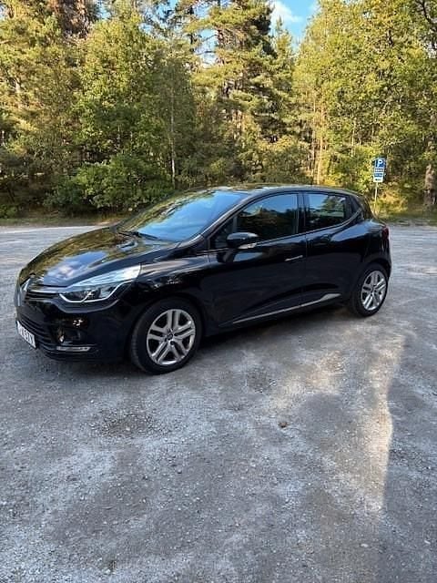 Svart Begagnad 2019 Renault Clio IV Zen Halvkombi | 100 000 kr (Marknadspris) - Bild 1/4