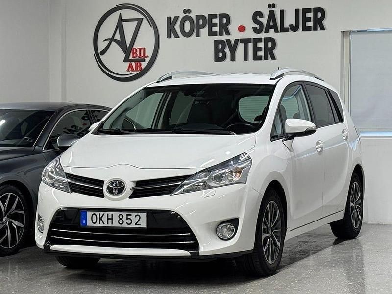 Vit Begagnad 2017 Toyota Verso Multidrive S Minibuss | 129 900 kr (Bra pris) - Bild 1/4