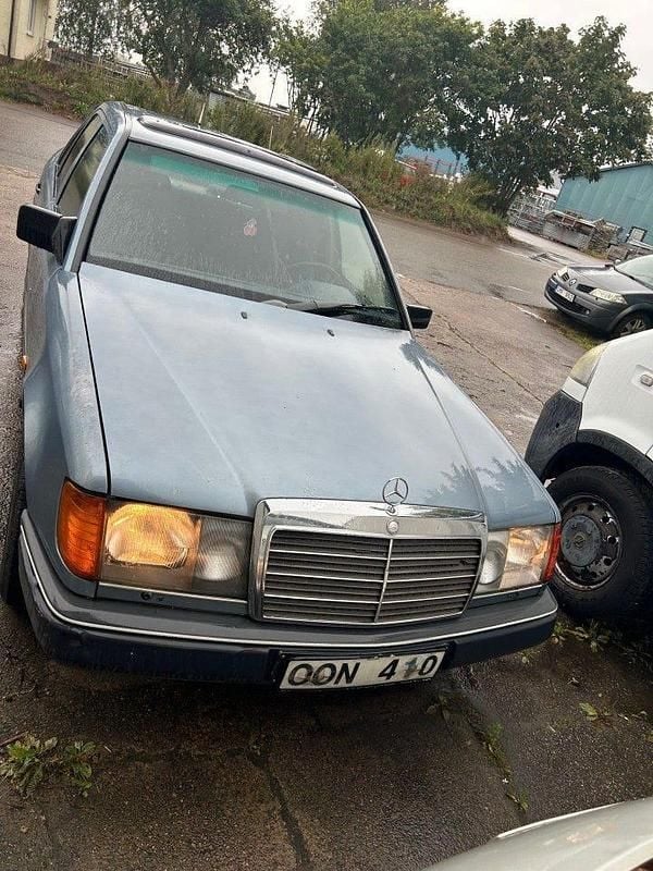 Begagnad Mercedes E200 105 HK (77 kW) 1989 Blå Sedan
