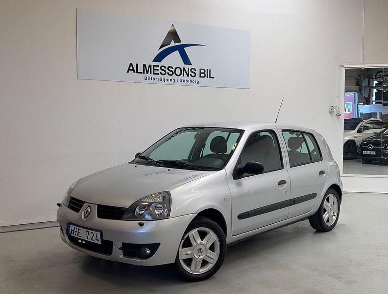 Ljusgrå Begagnad 2007 Renault Clio R.S. Halvkombi | 39 900 kr (Marknadspris) - Bild 1/4