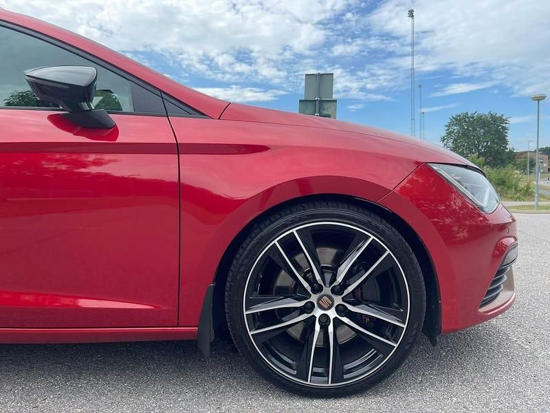 Begagnad Seat Leon ST 4Drive 300 HK (220 kW) 2019 Desire red metallic Kombi