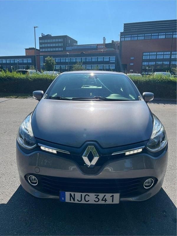Grå Begagnad 2016 Renault Clio IV Halvkombi | 69 900 kr (Marknadspris) - Bild 1/4