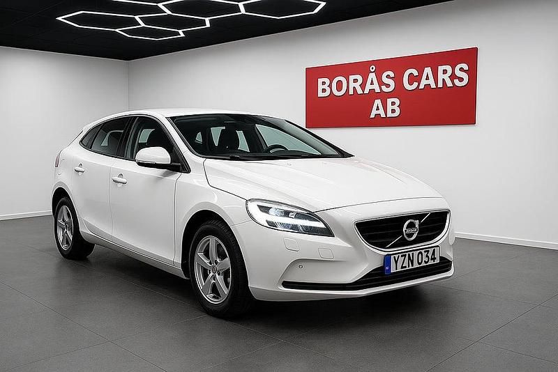 Begagnad Volvo V40 R-Design 120 HK (88 kW) 2017 Vit Halvkombi