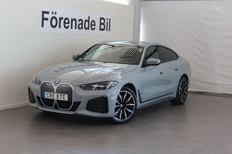 Grå Ny 2025 BMW i4 M Sport Sedan | 682 700 kr (Marknadspris) - Bild 1/4