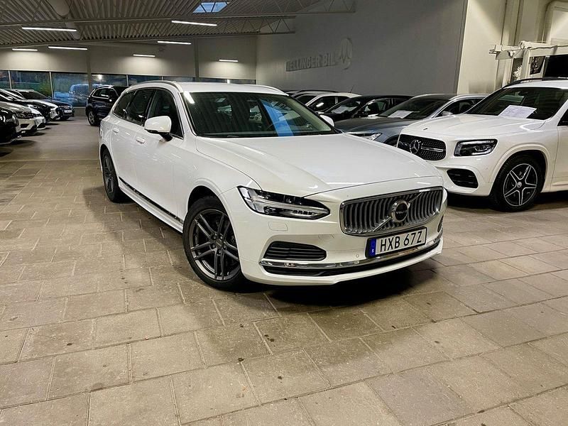 Vit (crystal vit metallic) Begagnad 2022 Volvo V90 Core Kombi | 419 000 kr (Marknadspris) - Bild 1/4