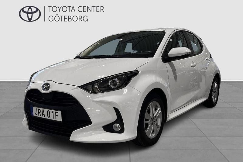 Vit Begagnad 2022 Toyota Yaris Hybrid Active Halvkombi | 199 900 kr (Marknadspris) - Bild 1/2