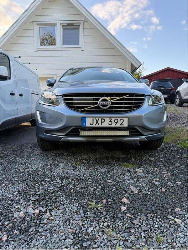 Blå Begagnad 2017 Volvo XC60 Momentum SUV | 150 000 kr (Lite dyr) - Bild 1/4
