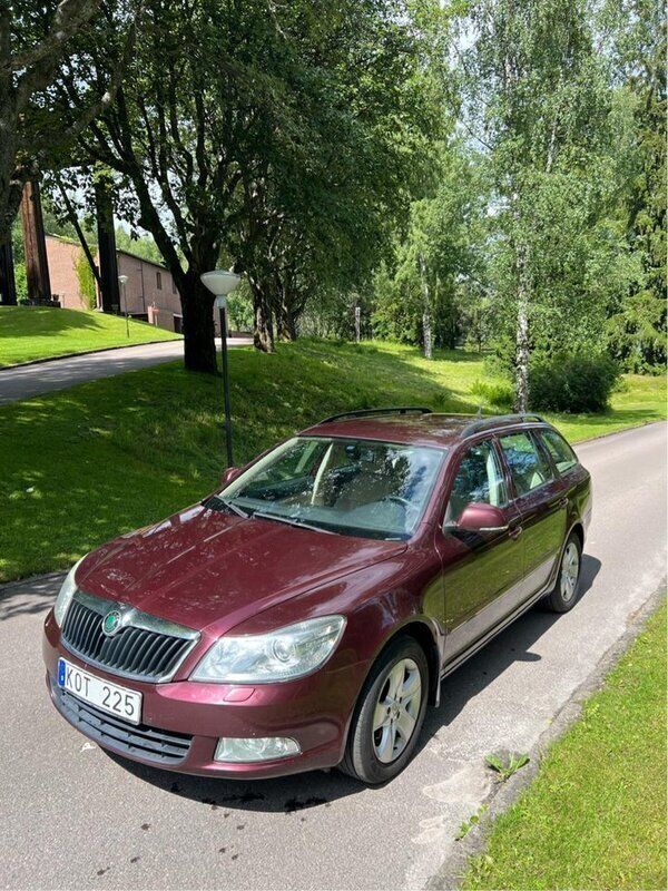 Röd Begagnad 2010 Skoda Octavia Elegance Kombi | 45 900 kr (Marknadspris) - Bild 1/4