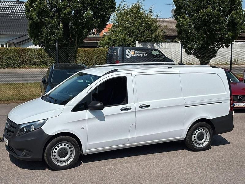Vit Begagnad 2021 Mercedes Vito Minibuss | 429 875 kr (Marknadspris) - Bild 1/4
