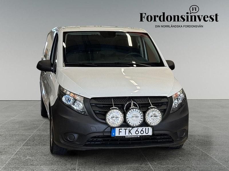 Vit Begagnad 2020 Mercedes Vito Minibuss | 169 900 kr (Marknadspris) - Bild 1/4