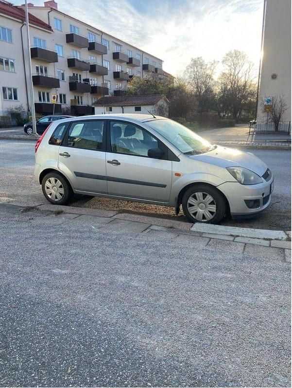 Grå Begagnad 2007 Ford Fiesta Halvkombi | 21 999 kr (Marknadspris) - Bild 1/4