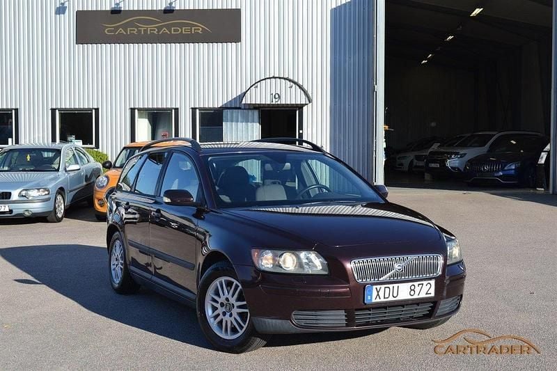 Mörkröd (röd) Begagnad 2006 Volvo V50 Kombi | 27 900 kr (Marknadspris) - Bild 1/4