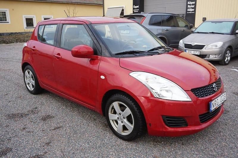 Röd Begagnad 2011 Suzuki Swift Halvkombi | 49 900 kr (Marknadspris) - Bild 1/4