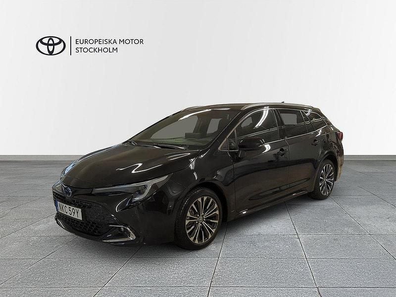 Svart Ny 2024 Toyota Corolla Style Kombi | 329 800 kr (Marknadspris) - Bild 1/4