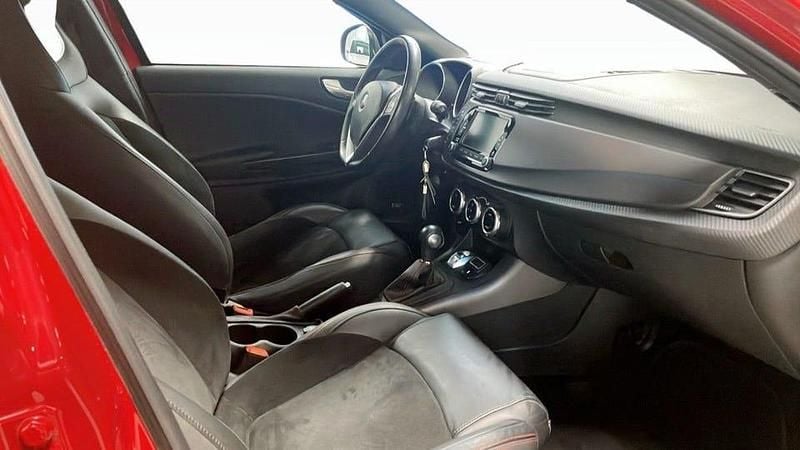 Begagnad Alfa Romeo Giulietta Veloce 241 HK (177 kW) 2017 Röd (red) Halvkombi