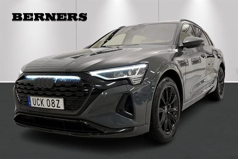 Grå Begagnad 2024 Audi Q8 e-tron Proline SUV | 589 000 kr (Superpris) - Bild 1/4