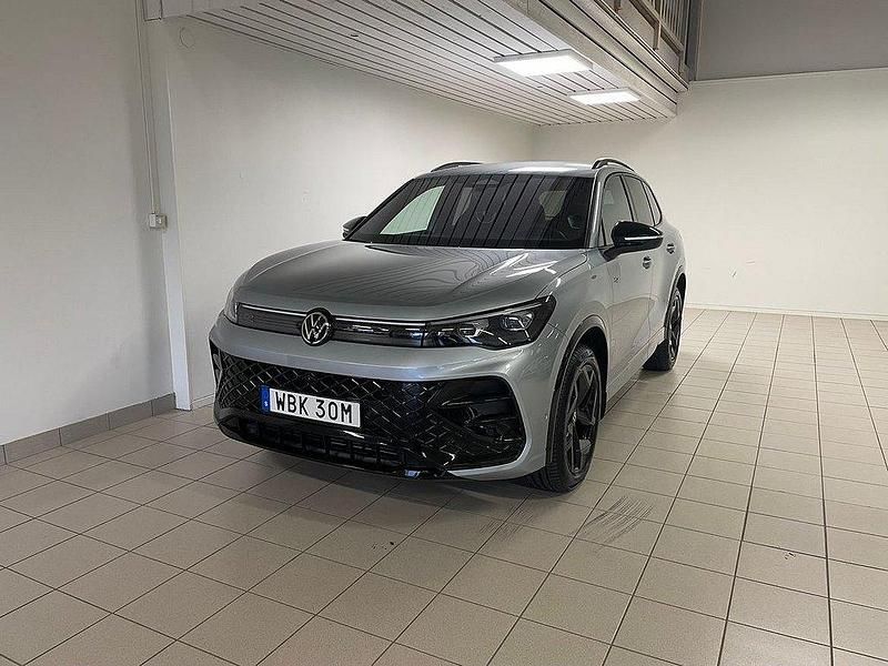 Silver Begagnad 2024 VW Tiguan R-line SUV | 479 000 kr (Lite dyr) - Bild 1/4