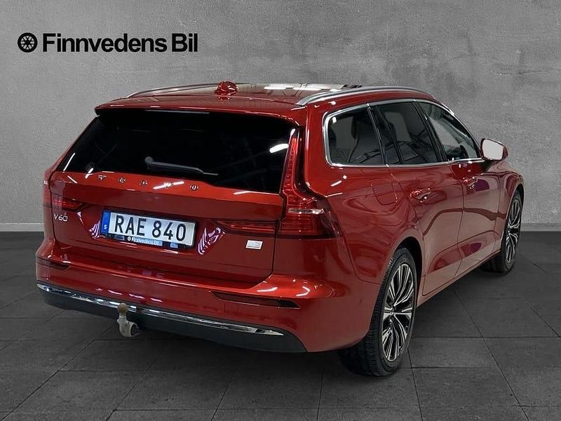 Begagnad Volvo V60 Core 355 HK (261 kW) 2023 Röd Kombi