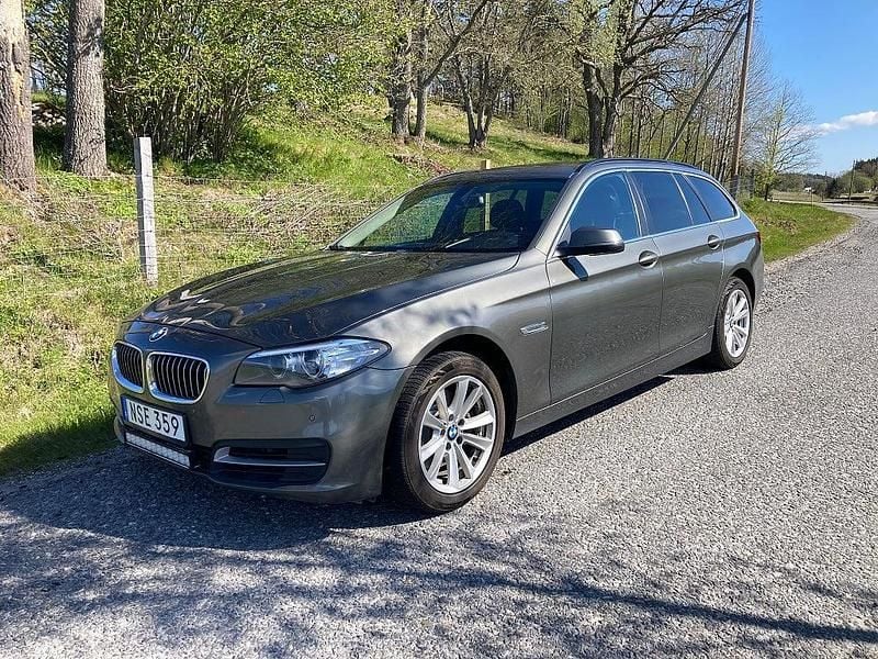 Grå Begagnad 2015 BMW 520 Kombi | 122 000 kr (Bra pris) - Bild 1/4
