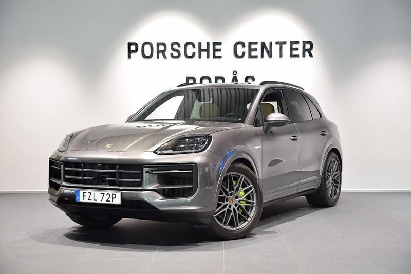 Grå (grey) Ny 2025 Porsche Cayenne SUV | 1 529 500 kr (Bra pris) - Bild 1/4