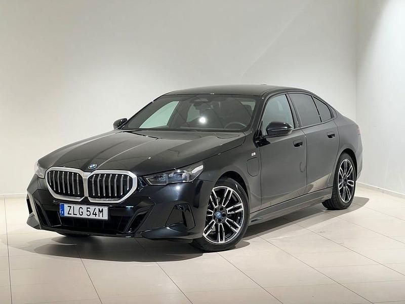 Svart Begagnad 2025 BMW 530 M Sport Sedan | 589 000 kr - Bild 1/4
