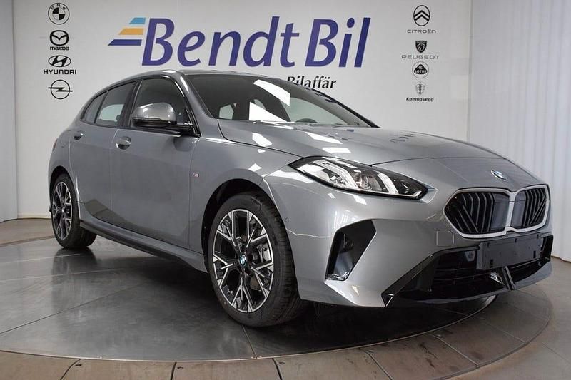 Skyscraper grey metallic Ny 2025 BMW 120 M Sport Halvkombi | 399 500 kr - Bild 1/3