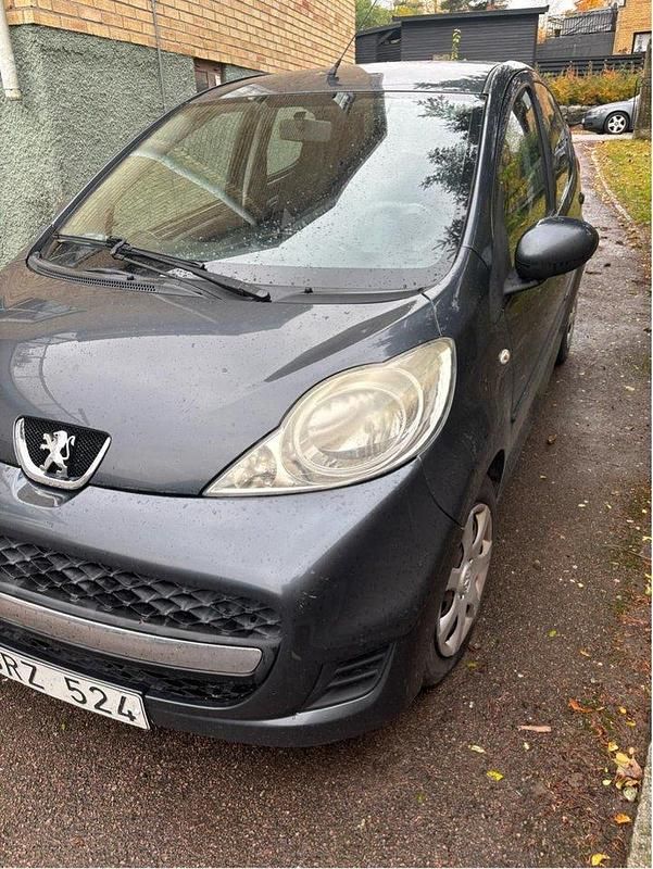Grå Begagnad 2012 Peugeot 107 Halvkombi | 21 800 kr (Marknadspris) - Bild 1/4