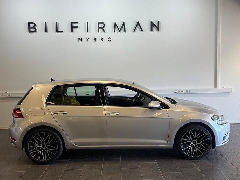 Silver Begagnad 2018 VW Golf VII Halvkombi | 119 900 kr (Marknadspris) - Bild 1/4