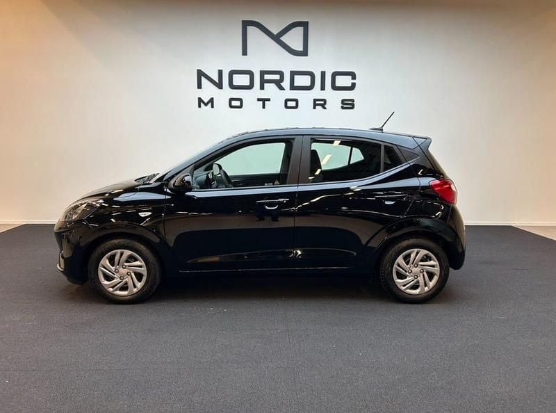 Ny Hyundai i10 Essential 63 HK (46 kW) 2025 Svart Halvkombi