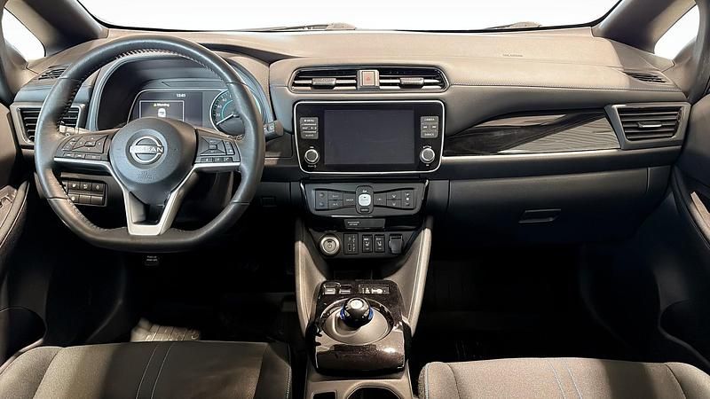 Begagnad Nissan Leaf N-Connecta 110 kW (150 HK) 2022 Svart Halvkombi