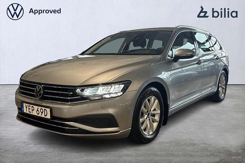 Silver Begagnad 2024 VW Passat Kombi | 289 900 kr (Bra pris) - Bild 1/4